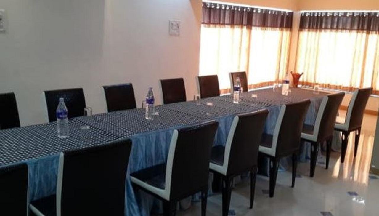 Manohar Mahal Hotel Jalgaon Buitenkant foto